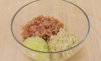 Филе щуки, лук и батон пропустить через мясорубку.
