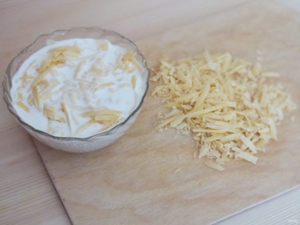 смешать сыр и сливки