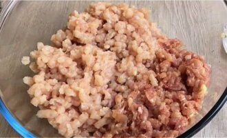 Берем куриное мясо и промываем под проточной горячей водой. Накладываем на бумажное полотенце и тщательно очищаем. Совет: внимательно осмотрите мясо. Кусочки влажного полотенца могут слипаться. Убираем мясо с кости, удаляем лишнюю кожицу. Обе части переворачиваем через мясорубку в глубокую посуду.