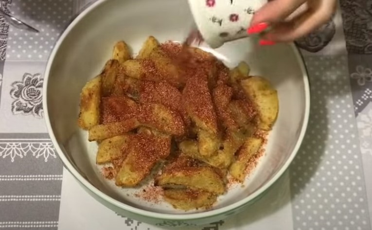 Запеченный картофель по-деревенски - 6 простых рецептов