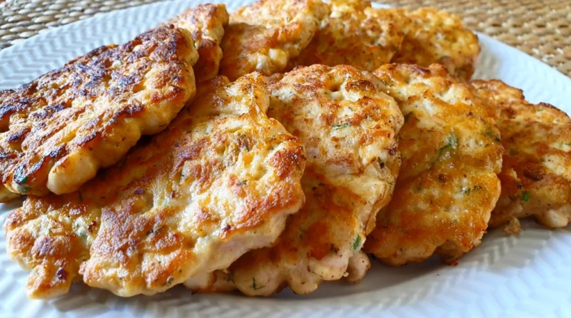 Нарезанные ребрышки куриной грудки с кефиром и зеленью