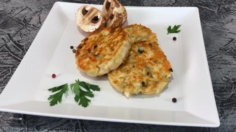 Котлеты из куриного филе фарш с грибами и сыром в духовке