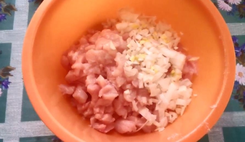 положить лук в мясо