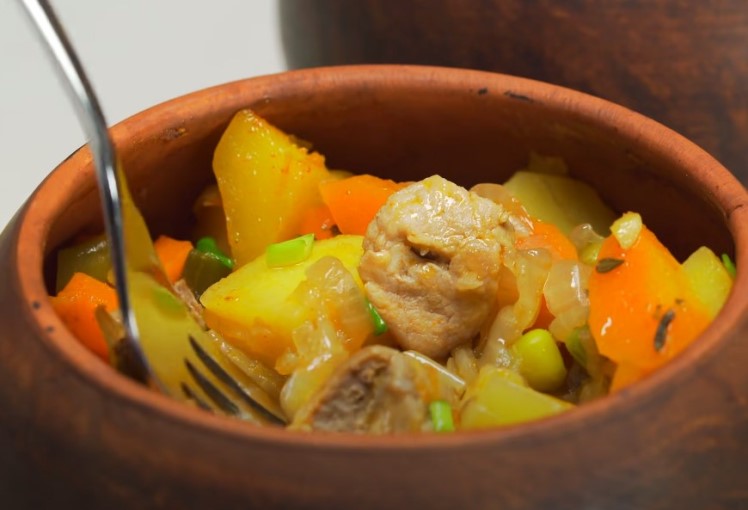 Мясо в горшочке с запеченным картофелем - 4 вкусных рецепта
