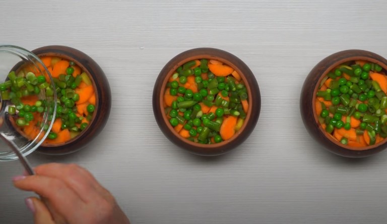 Мясо в горшочке с запеченным картофелем - 4 вкусных рецепта