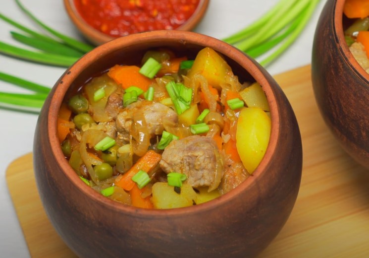 Мясо в горшочке с запеченным картофелем - 4 вкусных рецепта