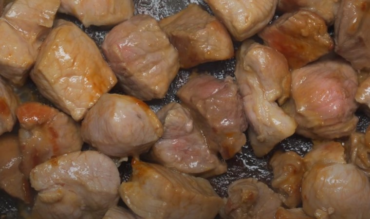 Мясо в горшочке с запеченным картофелем - 4 вкусных рецепта
