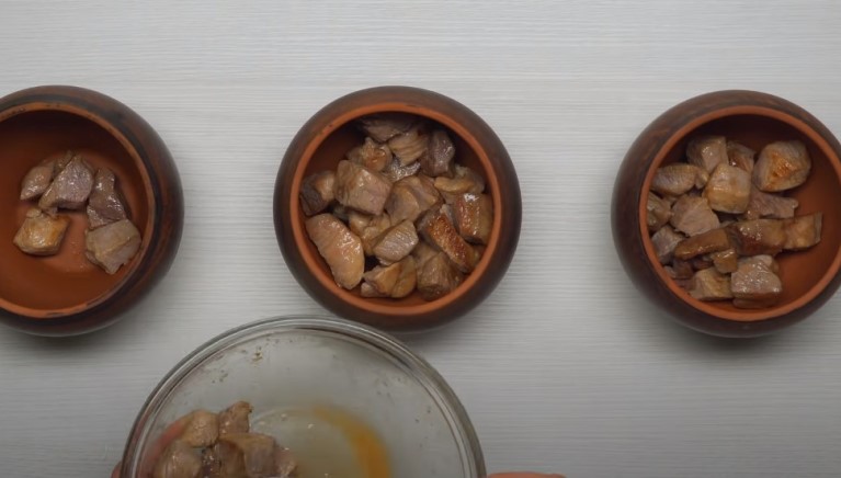 Мясо в горшочке с запеченным картофелем - 4 вкусных рецепта