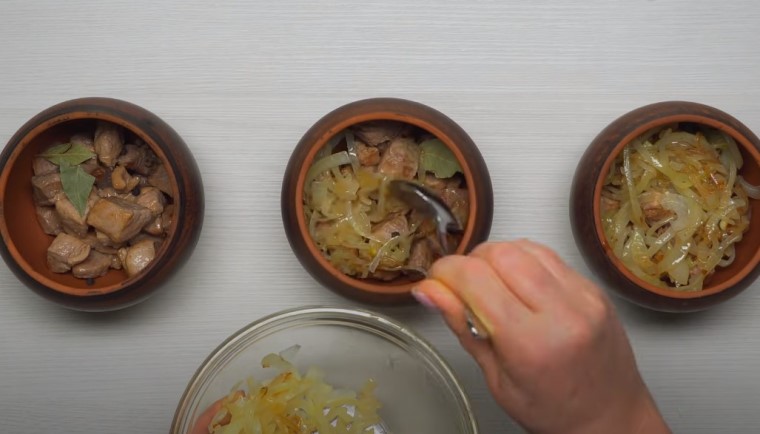Мясо в горшочке с запеченным картофелем - 4 вкусных рецепта