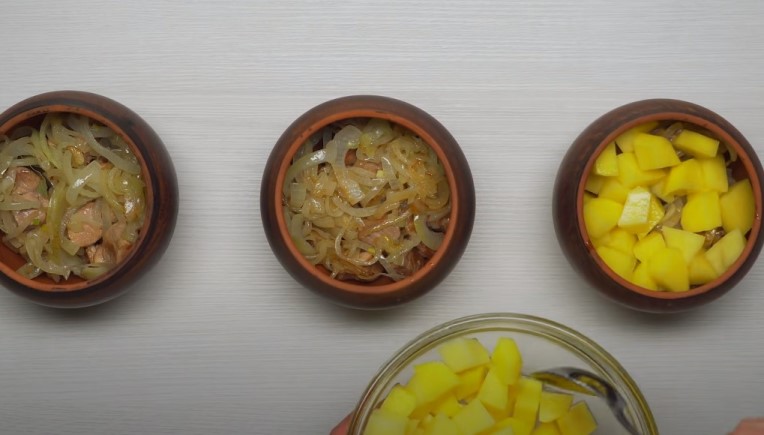 Мясо в горшочке с запеченным картофелем - 4 вкусных рецепта