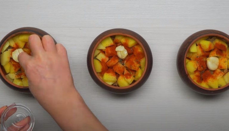 Мясо в горшочке с запеченным картофелем - 4 вкусных рецепта