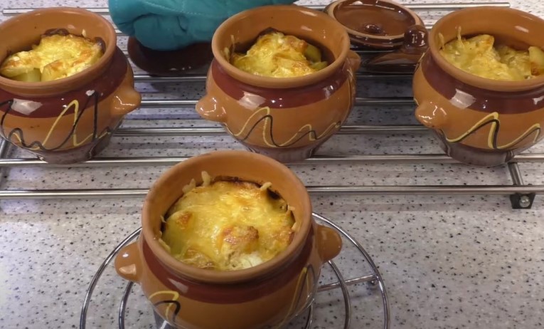 Мясо в горшочке с запеченным картофелем - 4 вкусных рецепта