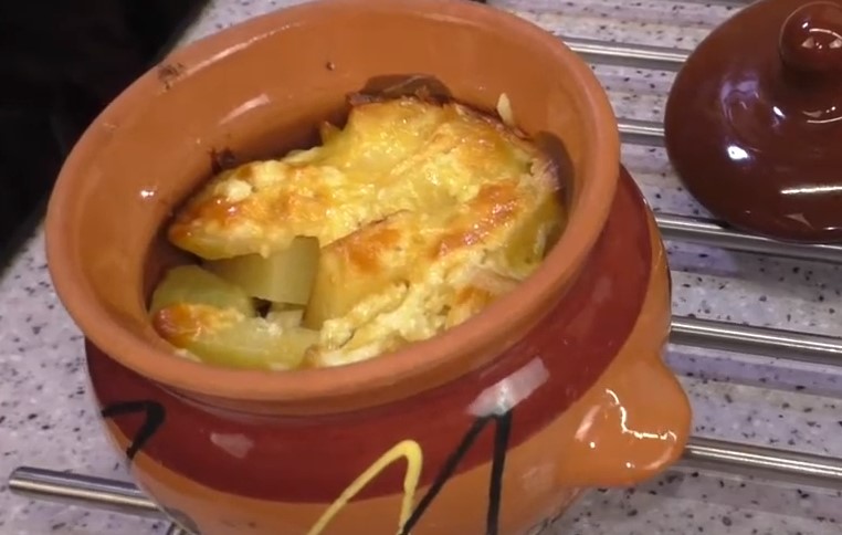 Мясо в горшочке с запеченным картофелем - 4 вкусных рецепта