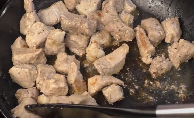 Мясо в горшочке с запеченным картофелем - 4 вкусных рецепта