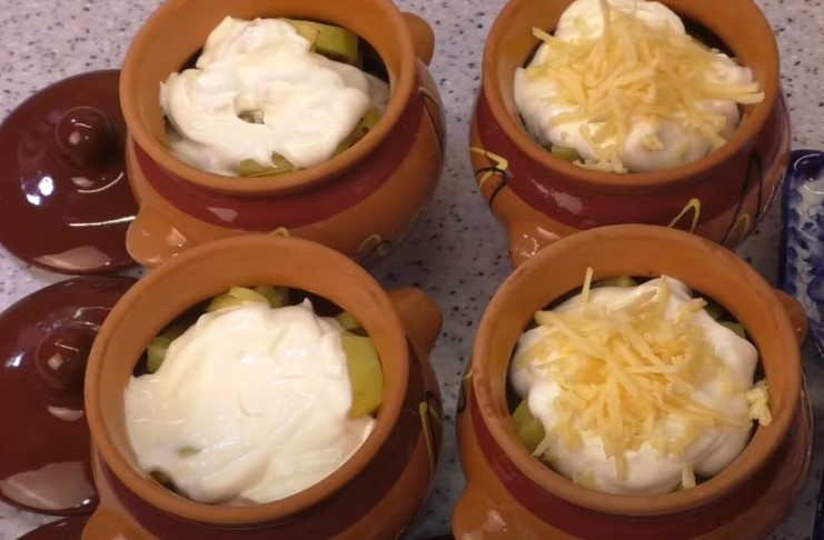 Мясо в горшочке с запеченным картофелем - 4 вкусных рецепта