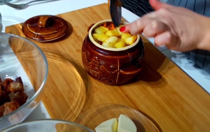 Мясо в горшочке с запеченным картофелем - 4 вкусных рецепта