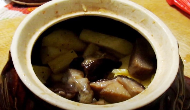 Мясо в горшочке с запеченным картофелем - 4 вкусных рецепта