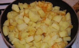 Картофель очистить, вымыть, нарезать кубиками и обжарить до золотистой корочки, в конце посолить.