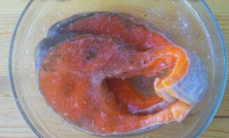 Затем полейте рыбу оливковым маслом и отожмите лимонный сок, оставьте мариноваться на 10 минут.