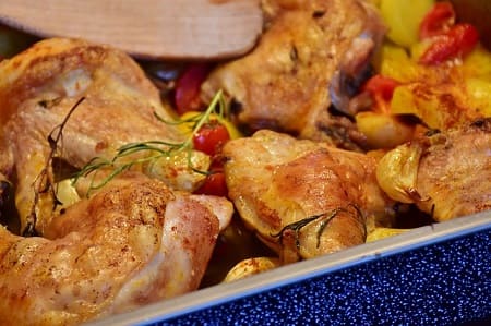 Как пожарить курицу на сковороде и в духовке