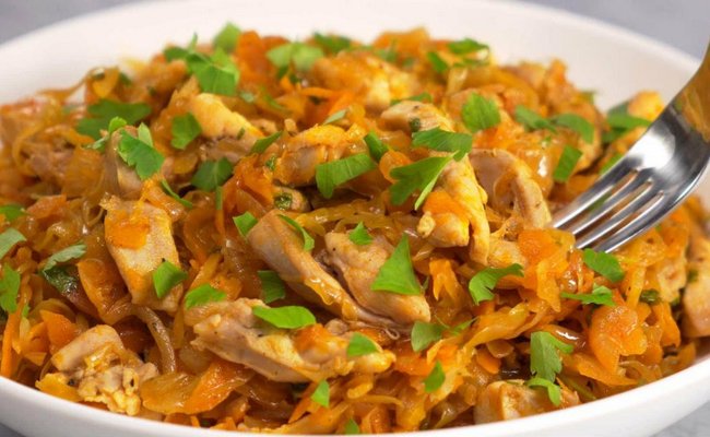 капуста, тушенная с картофелем на сковороде