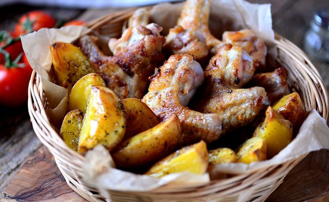 Красный картофель с курицей в духовке на противне со сметаной - крылышки, бедра, бедра