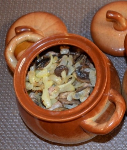 Грибы с луком в горшочке
