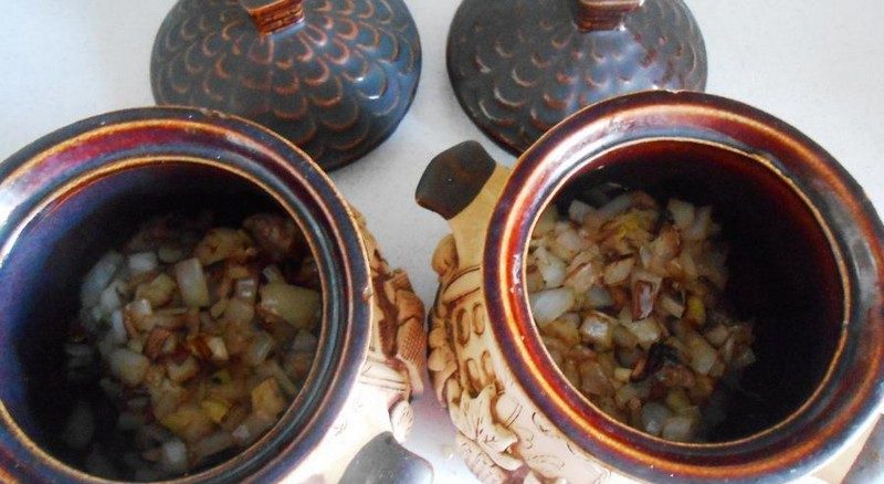 Лук поверх мяса