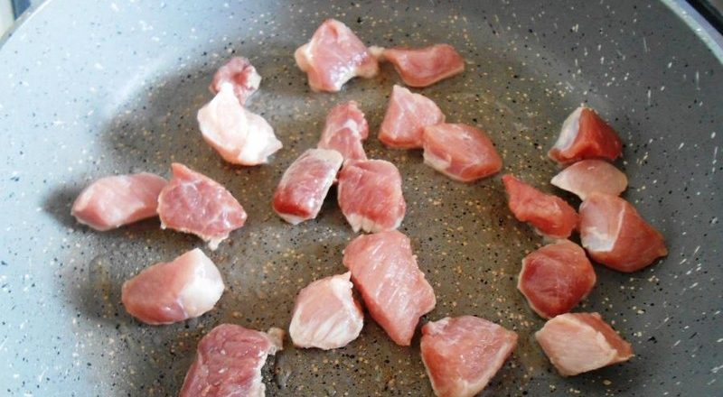 Жарить мясо