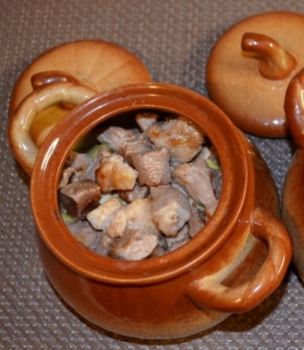 Мясо в горшочке