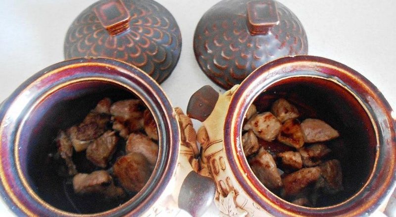 Положить мясо в кастрюлю