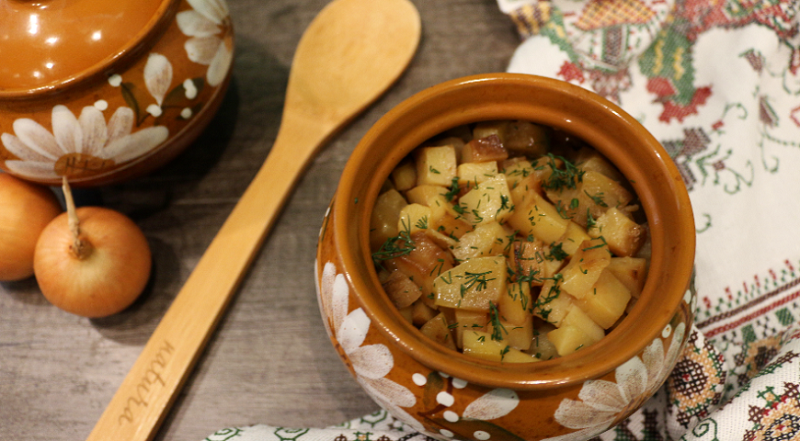 Свинина на сковороде с картофелем и грибами