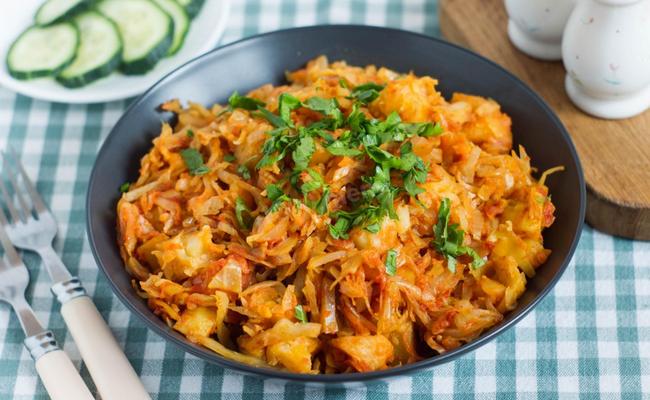 Самый простой и вкусный рецепт тушеной капусты с картофелем на сковороде с томатной пастой