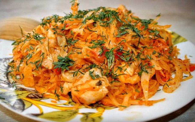 Тушеная капуста с курицей на сковороде