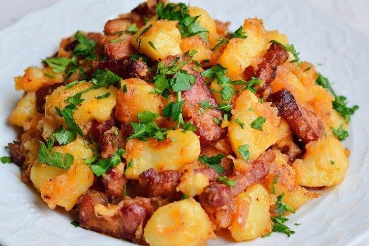Картофель тушеный с копченостями