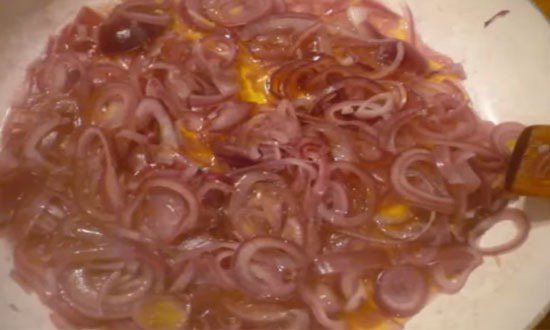 лук нарезать полукольцами