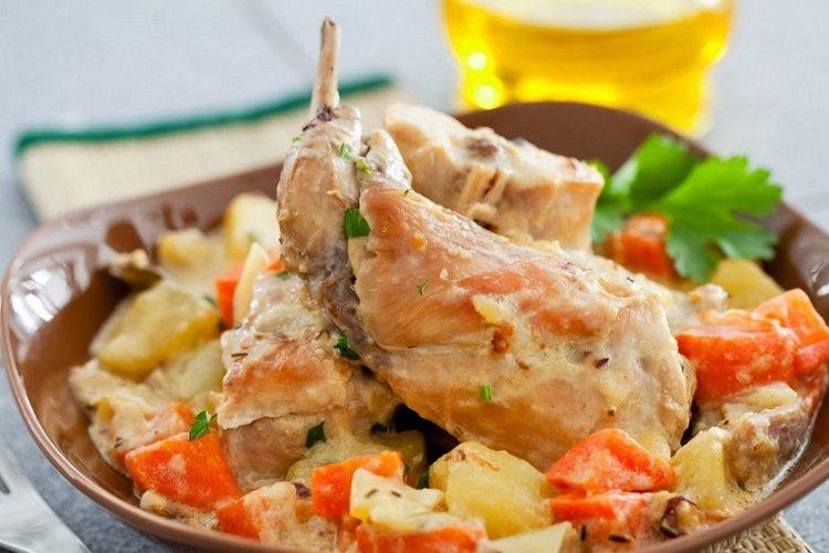 Картофель тушеный с кроликом
