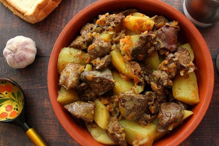 Картофель тушеный с куриной печенью