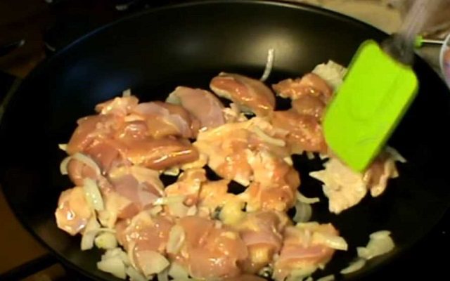 жарить мясо